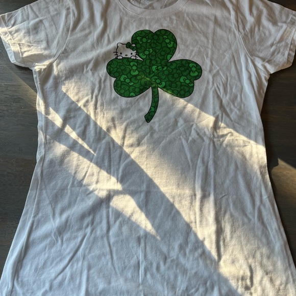 HELLO KITTY ST PATRICKS DAY SHIRT. WOMEN’S SMALL FOUR LEAF CLOVER NWT - Picture 4 of 4
